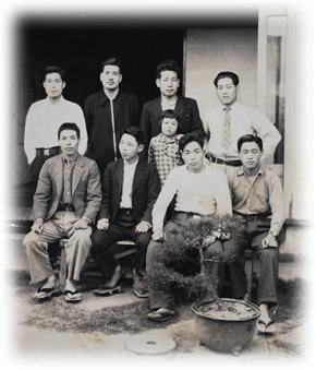 由志園の初代園主・門脇栄（後列左から２人目）。野菜や花の行商をしていた頃。（撮影／渡部英）