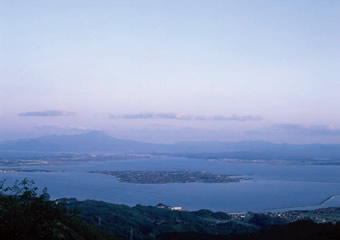 伯耆富士と呼称される大山を背景に中海に浮ぶ大根島。